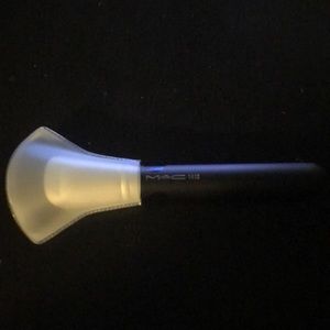 Brand new MAC 141s contour synthetic face brush.